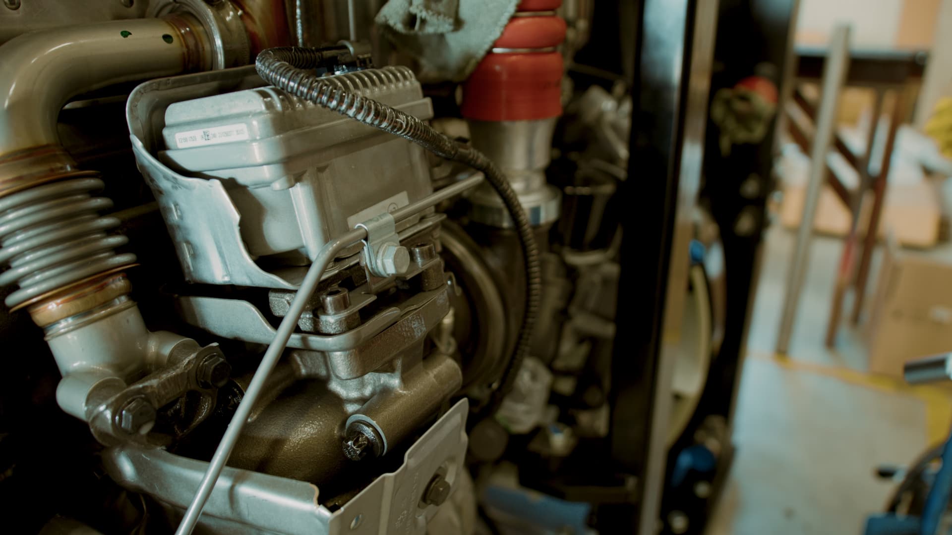 Detailaufnahme eines Motorsystems in der Werkstatt